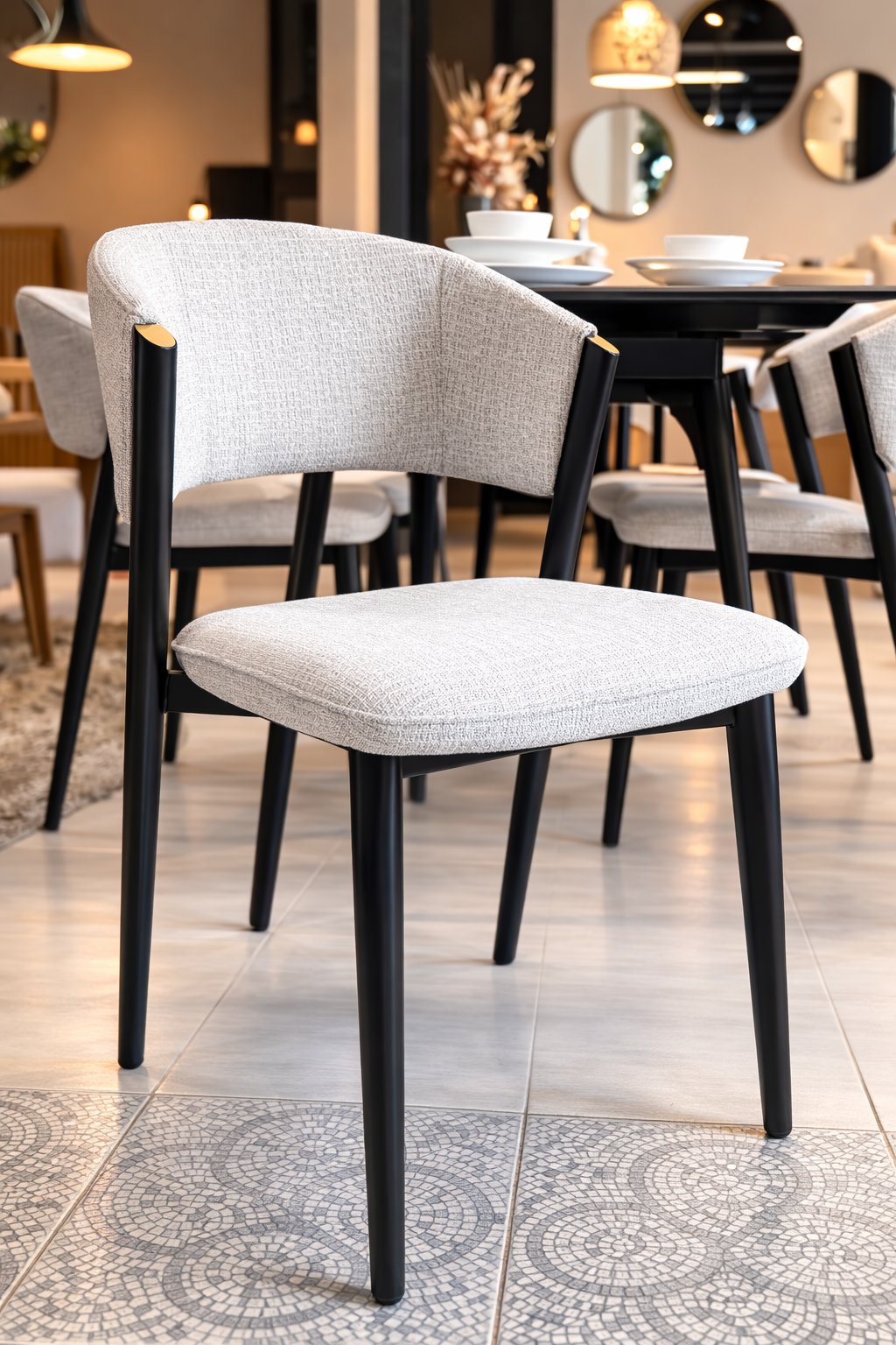Silla Fénix Tapizada – Base Metálica Negra